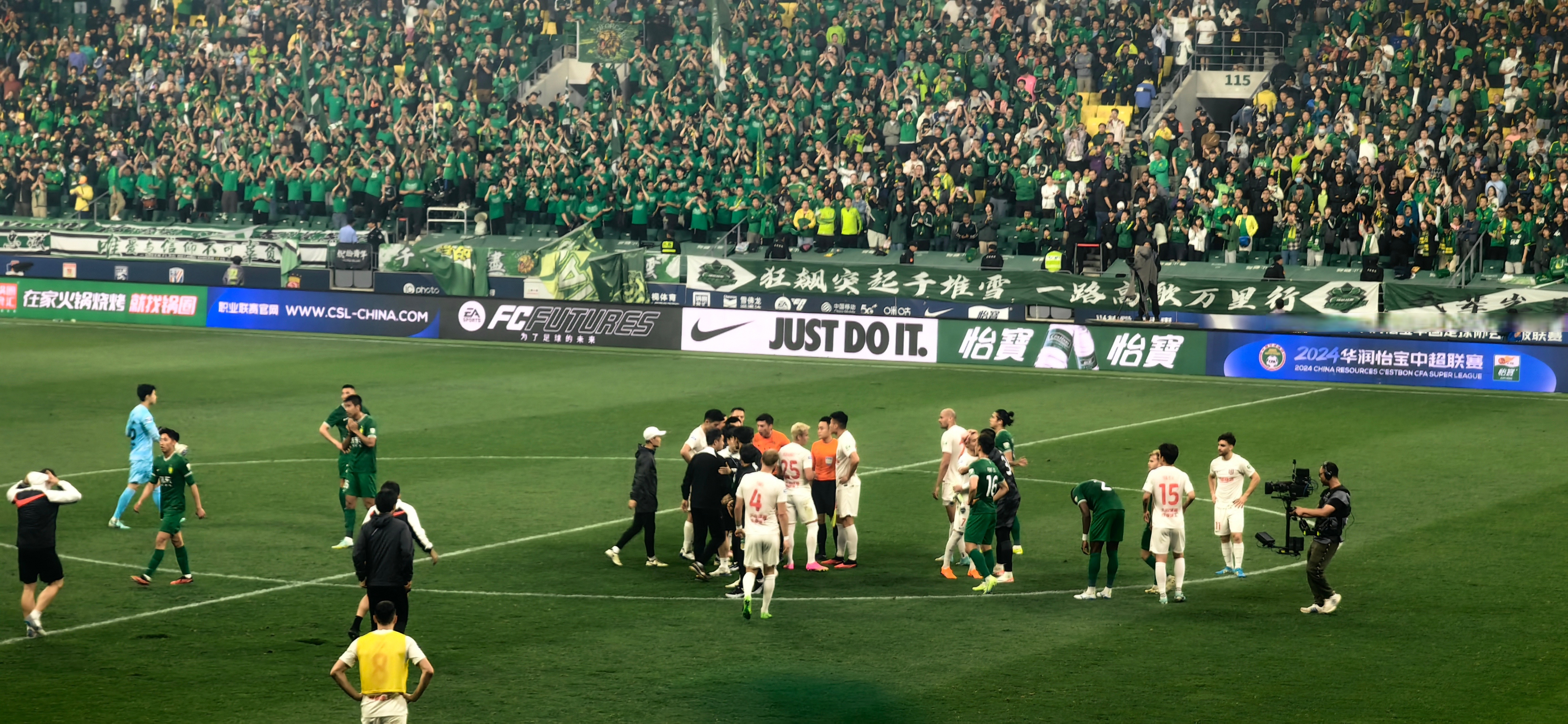 热闹的球场上座无虚席,球员们全力以赴 热闹的球场上座无虚席,球员们全力以赴