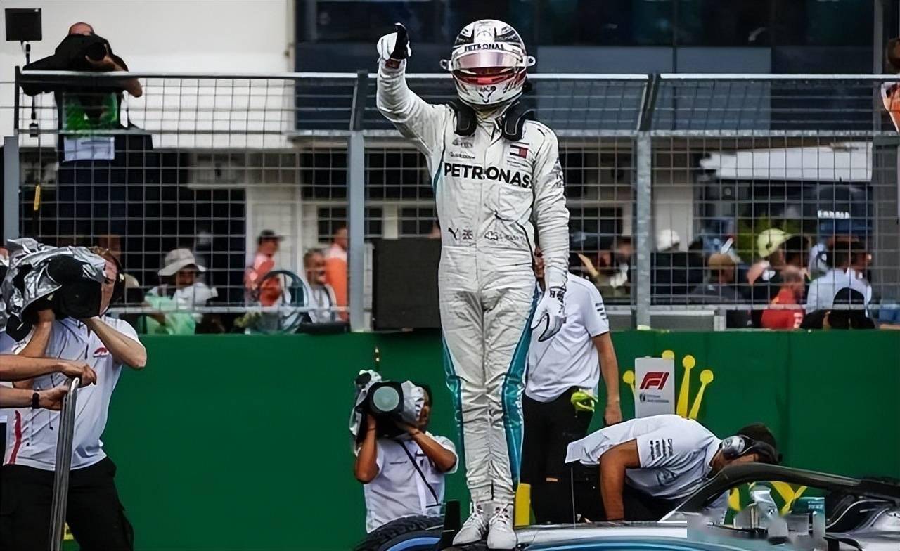 迈凯伦险胜红牛二队，汉密尔顿高光表现