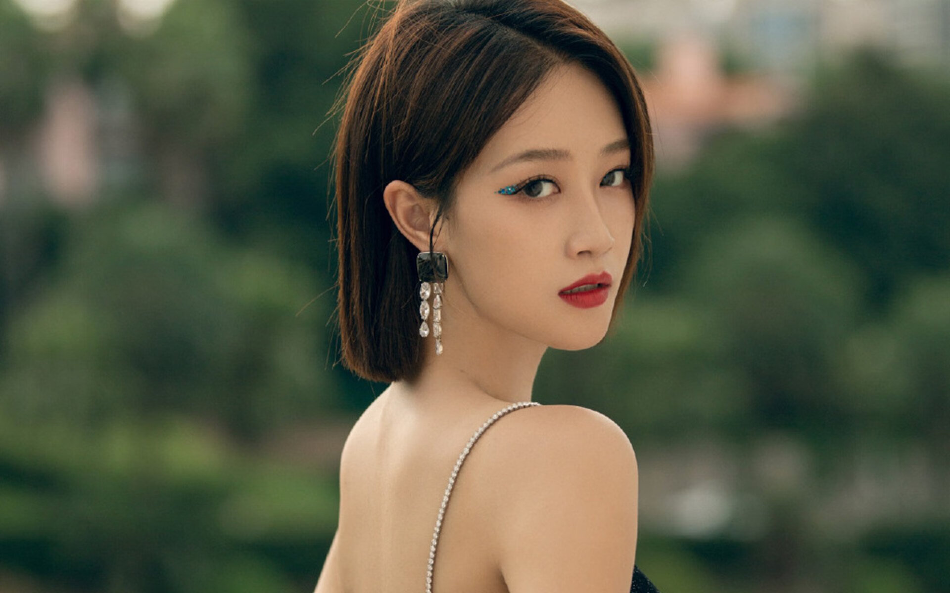 上海滩见证NBA级大心脏，当利拉德在异国赛场亮出致命獠牙